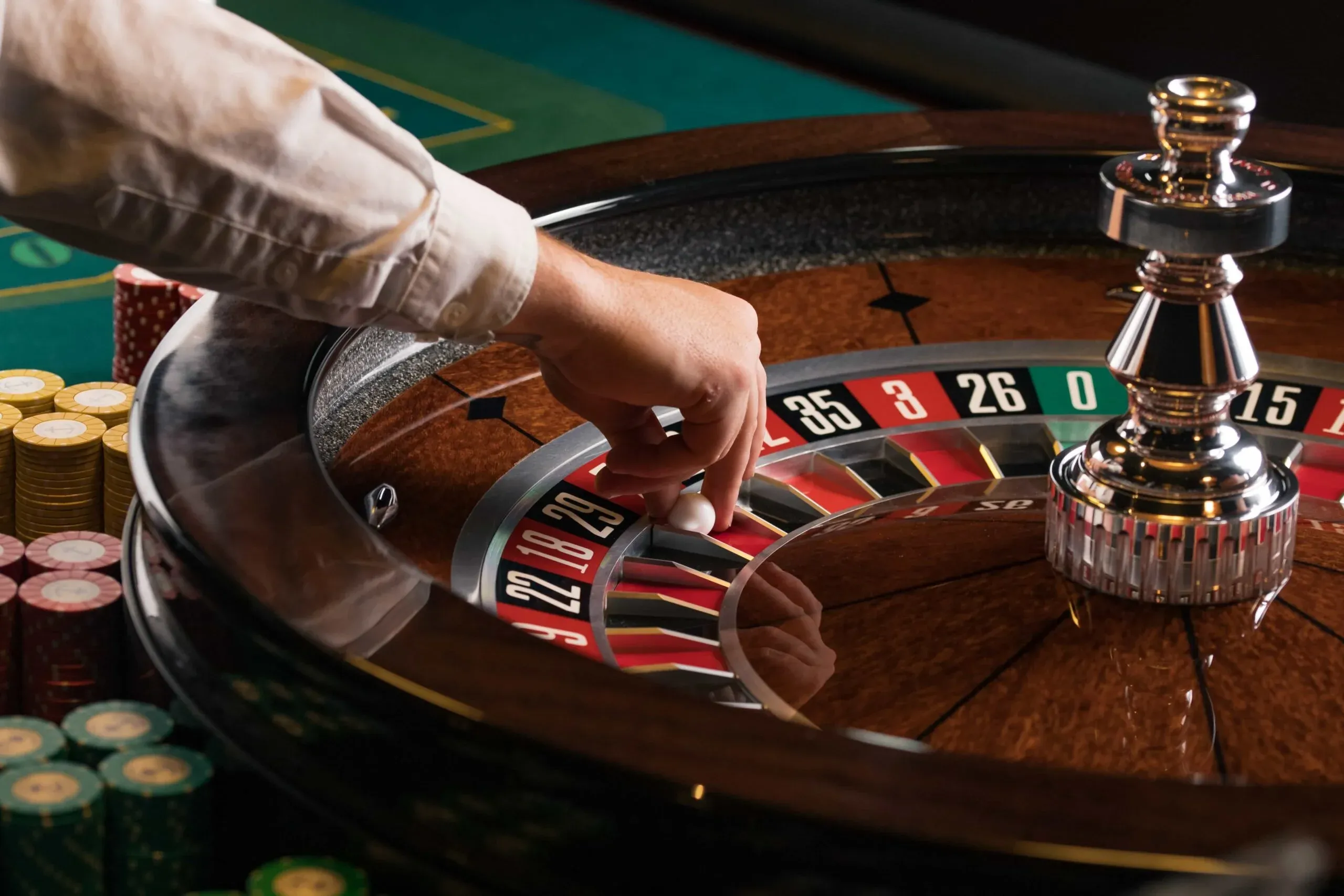 Mesa de casino con luz editorial