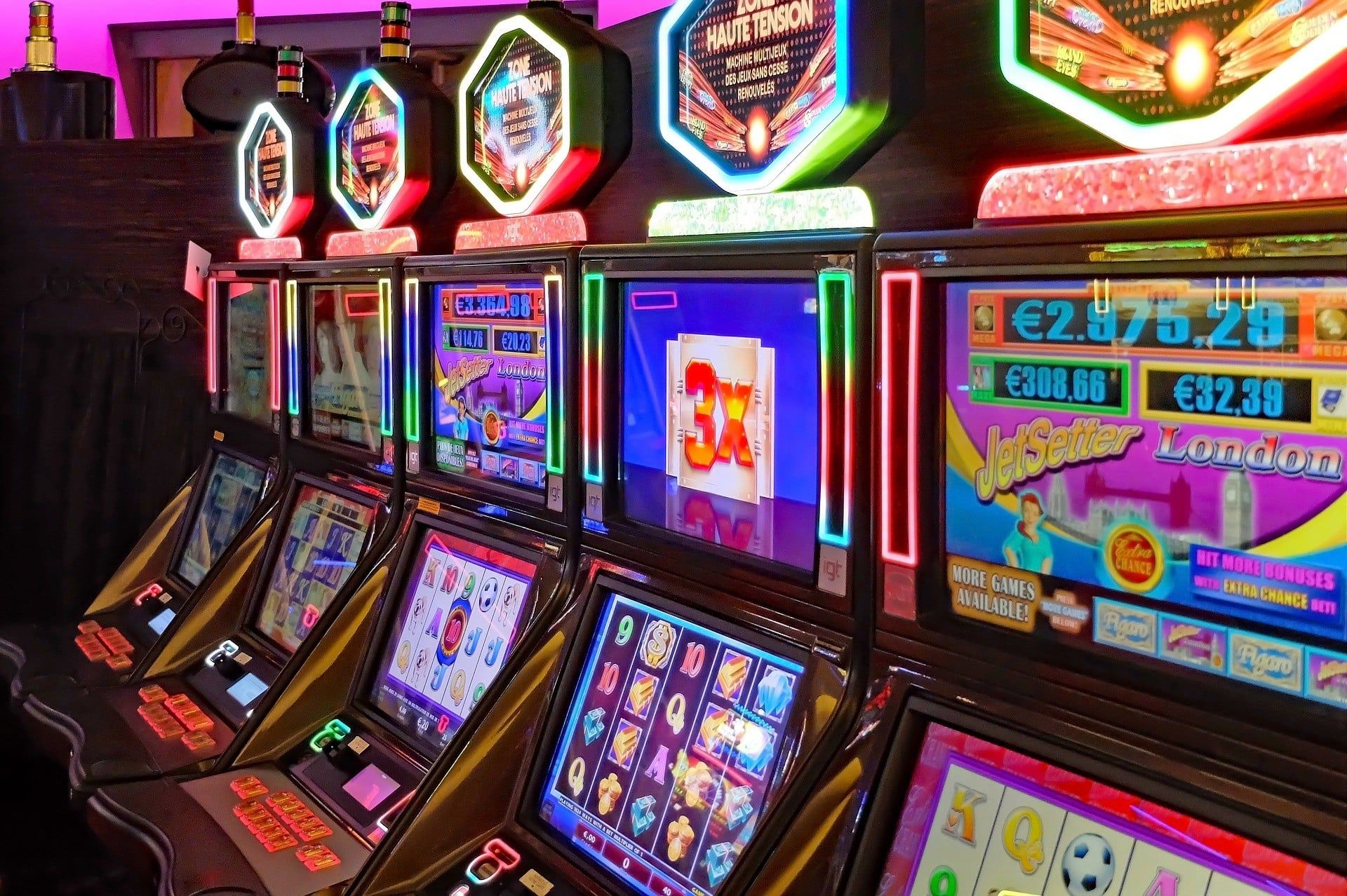 Fichas y luces verdes de casino